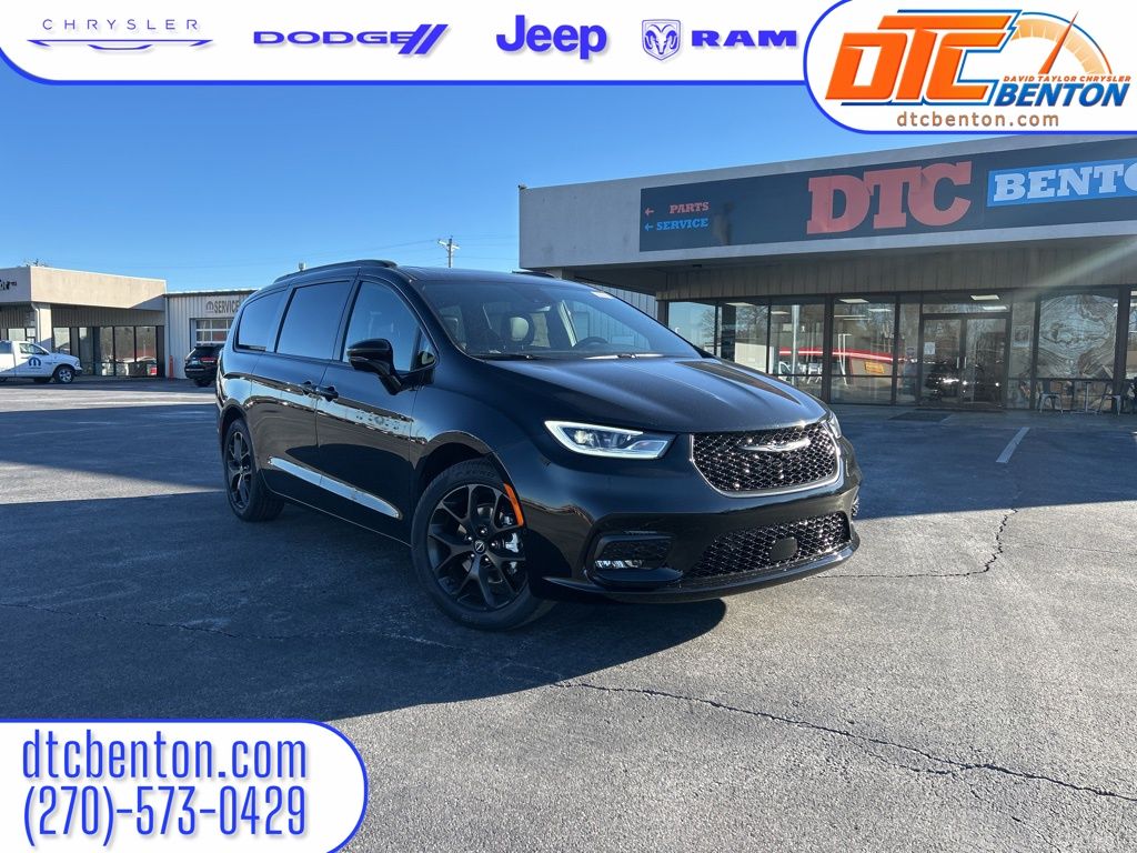 2026 Chrysler Pacifica Limited's photo