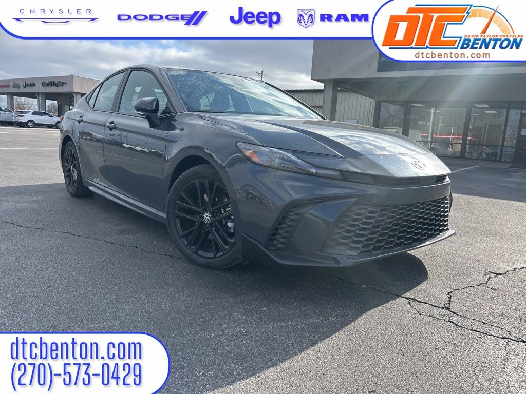 2025 Toyota Camry SE's photo