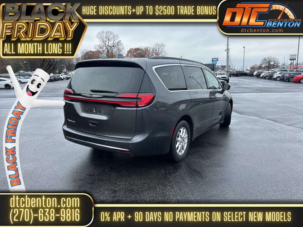 2022 Chrysler Pacifica Touring L photo 3