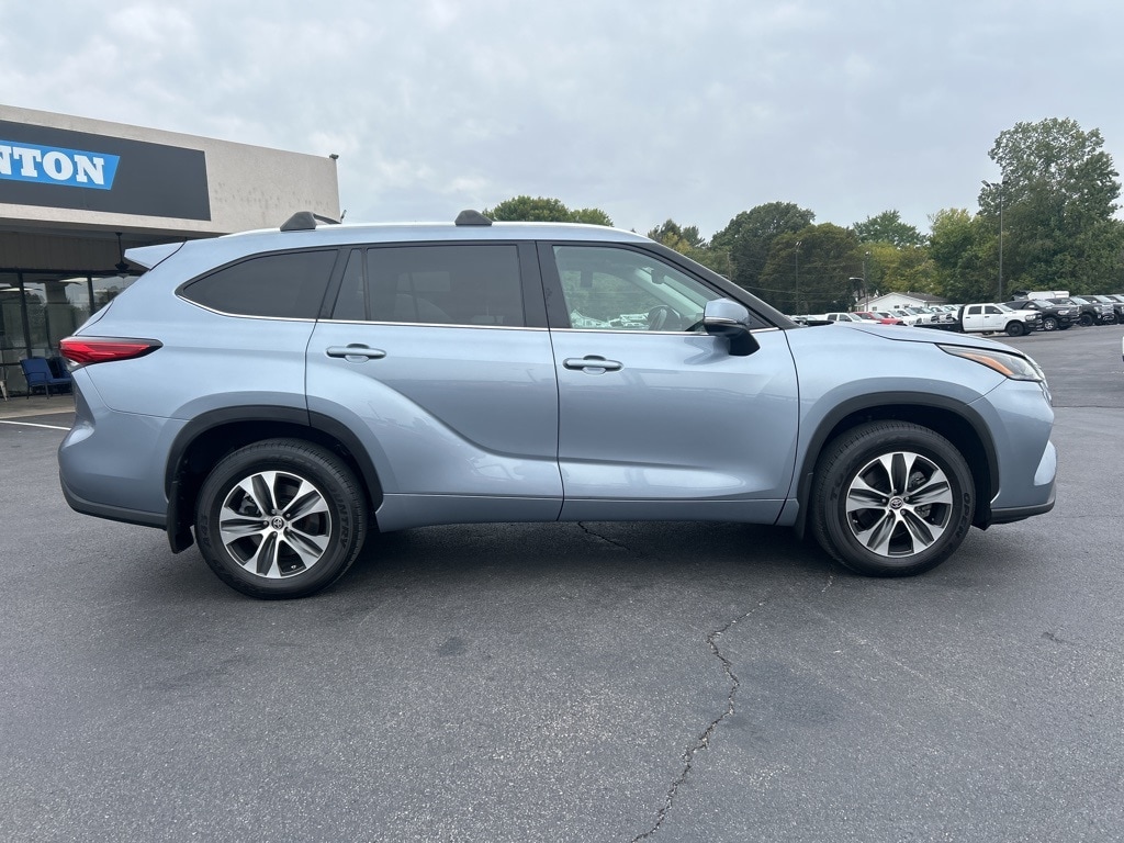 Used 2021 Toyota Highlander XLE with VIN 5TDGZRBH3MS077542 for sale in Benton, KY