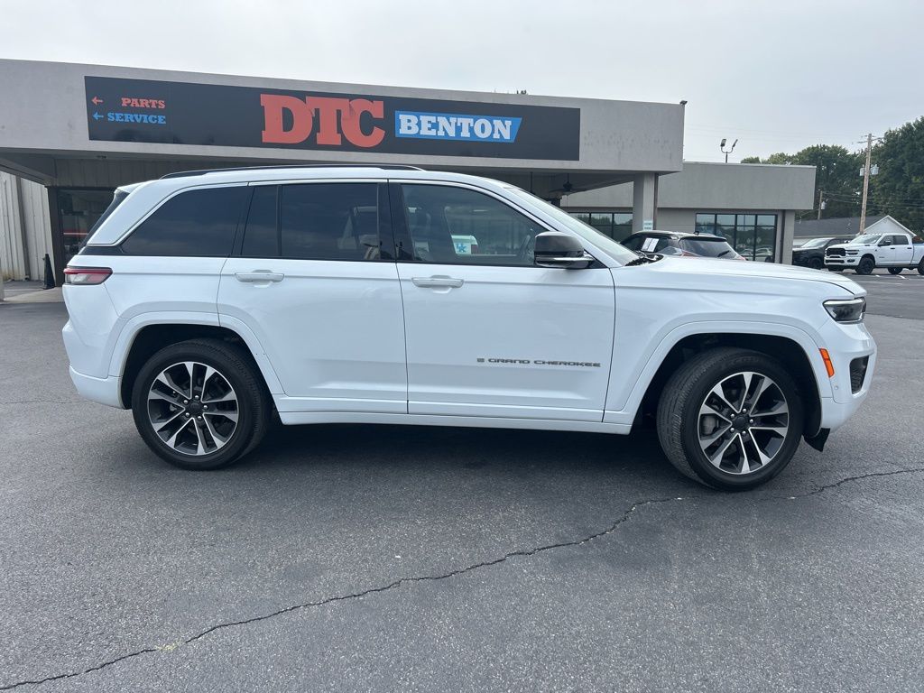 2022 Jeep Grand Cherokee Overland photo 2
