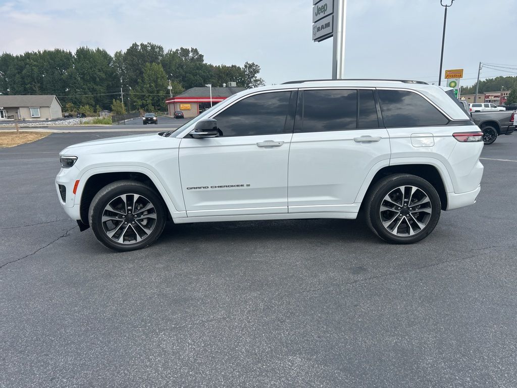 2022 Jeep Grand Cherokee Overland photo 2