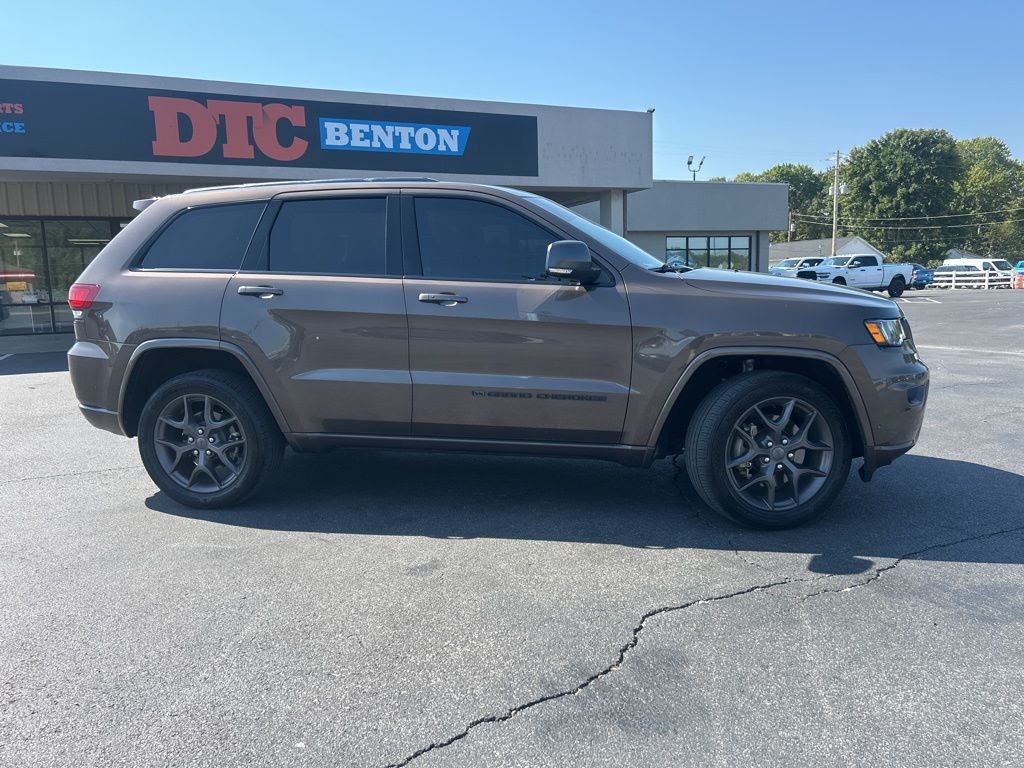 2021 Jeep Grand Cherokee Anniversary Edition photo 2