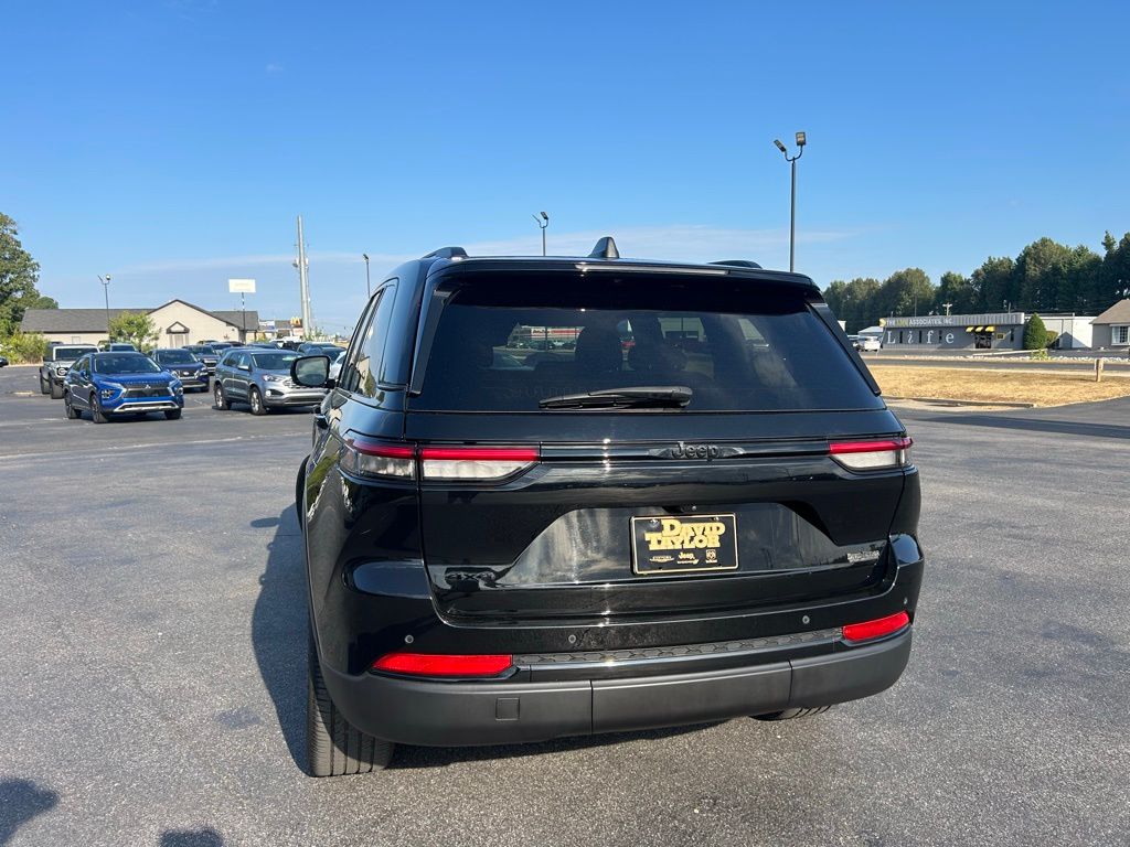 2022 Jeep Grand Cherokee Altitude photo 3
