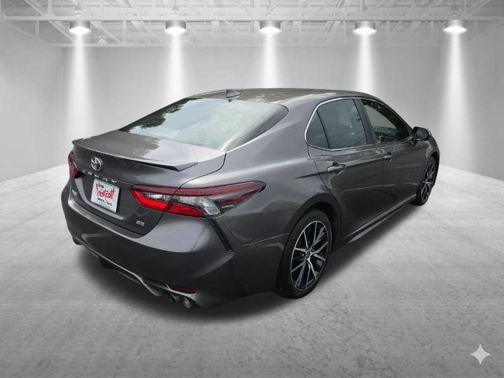 2021 Toyota Camry SE - Photo 3