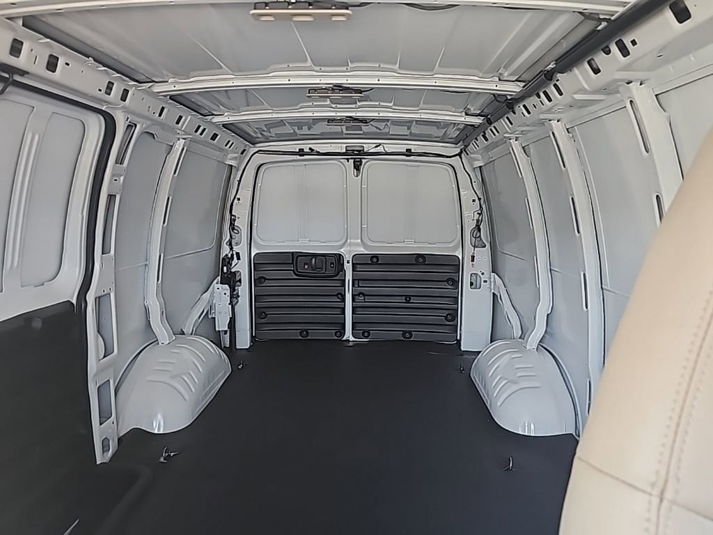 2025 GMC Savana Cargo Work Van - Photo 19