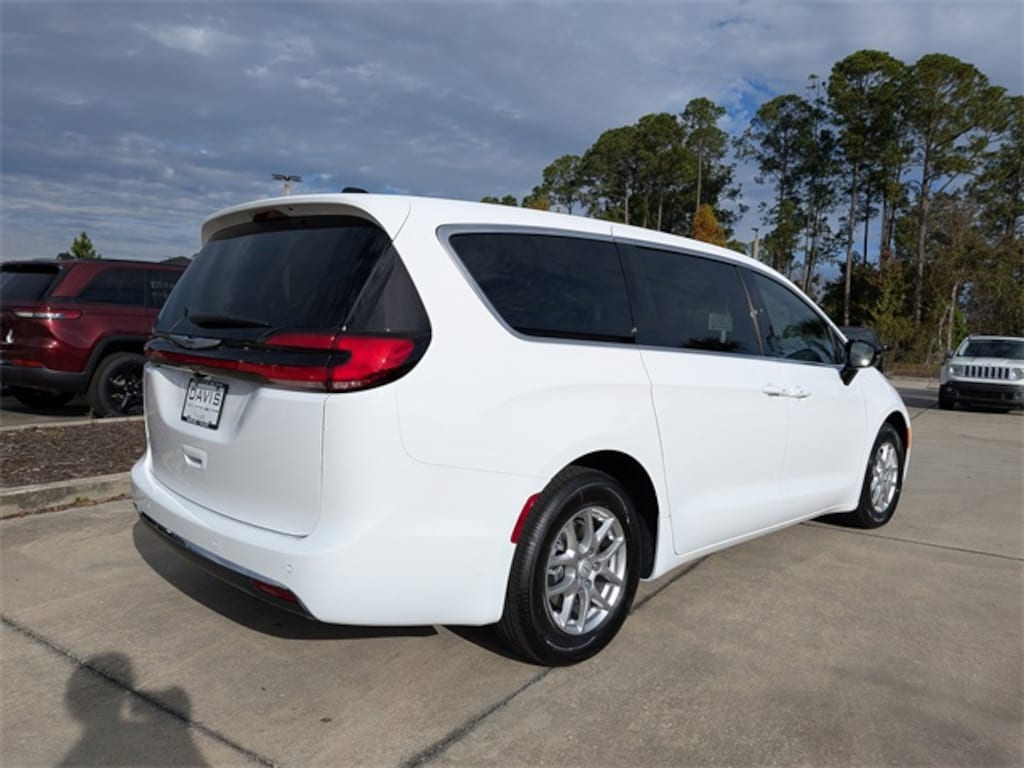 New 2026 Chrysler Pacifica Select Passenger Van