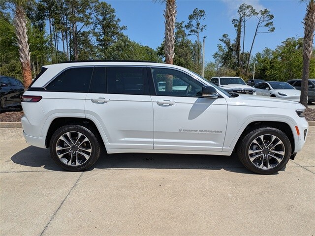 2025 Jeep Grand Cherokee Overland photo 3