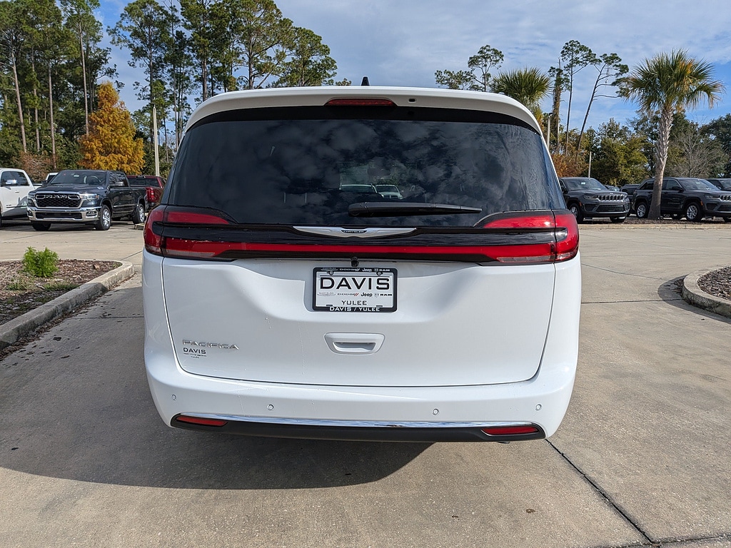 New 2026 Chrysler Pacifica Select Passenger Van