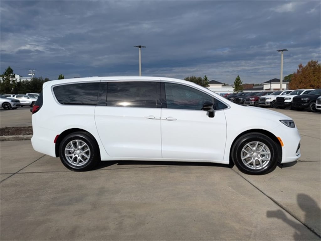 New 2026 Chrysler Pacifica Select Passenger Van