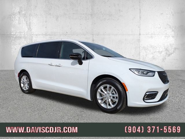 2026 Chrysler Pacifica Select's photo