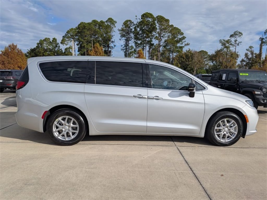 New 2026 Chrysler Pacifica Select Passenger Van