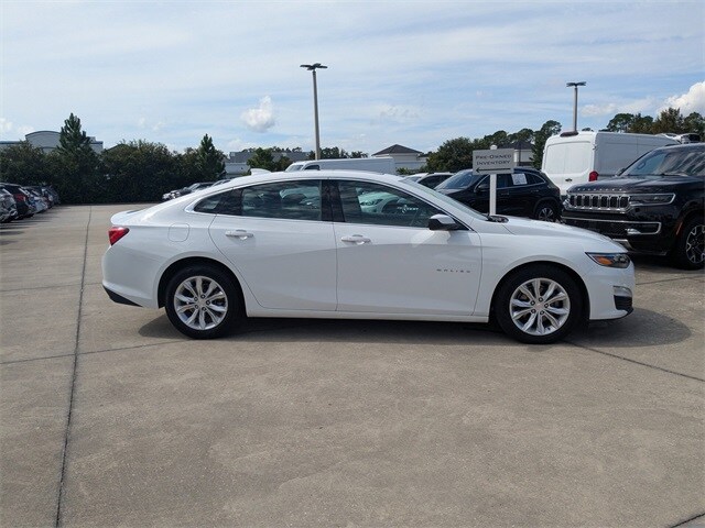 2024 Chevrolet Malibu 1LT photo 2
