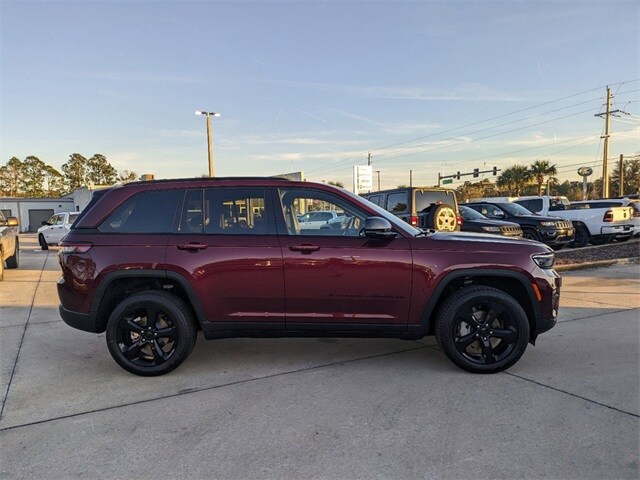 2025 Jeep Grand Cherokee Limited photo 3
