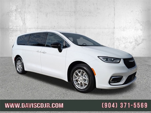 2026 Chrysler Pacifica Select's photo