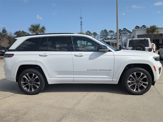 2025 Jeep Grand Cherokee Overland photo 3