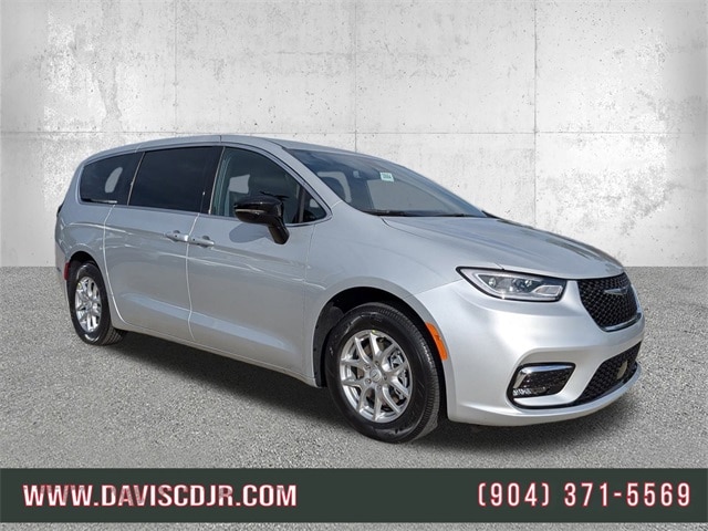 2026 Chrysler Pacifica Select's photo