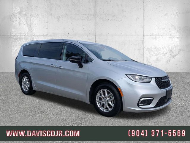 2024 Chrysler Pacifica Touring L's photo