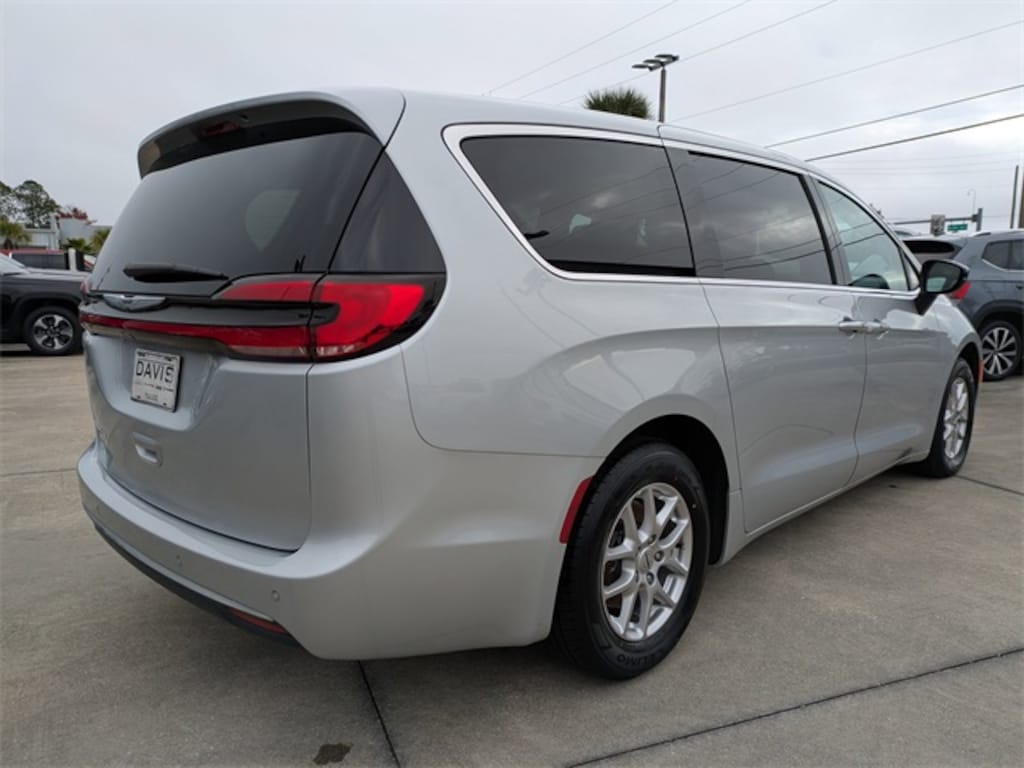 Used 2024 Chrysler Pacifica Touring L Minivan/Van