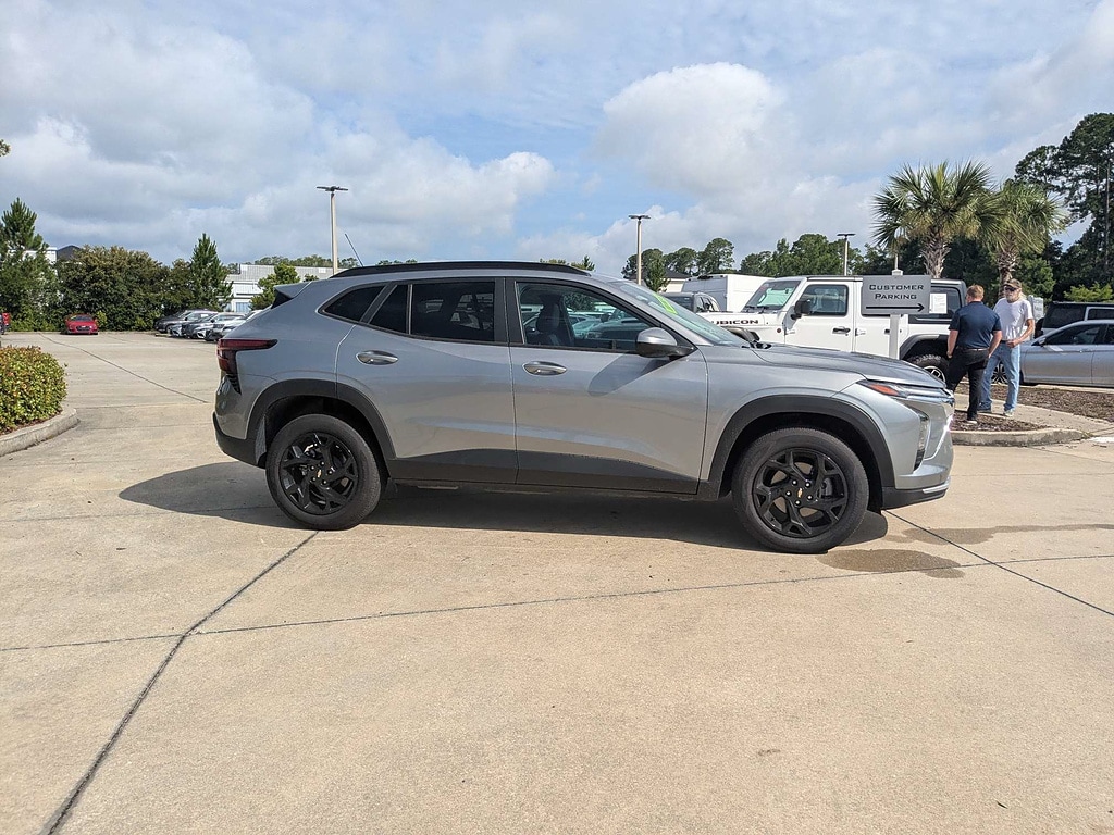 Used 2025 Chevrolet Trax LT SUV