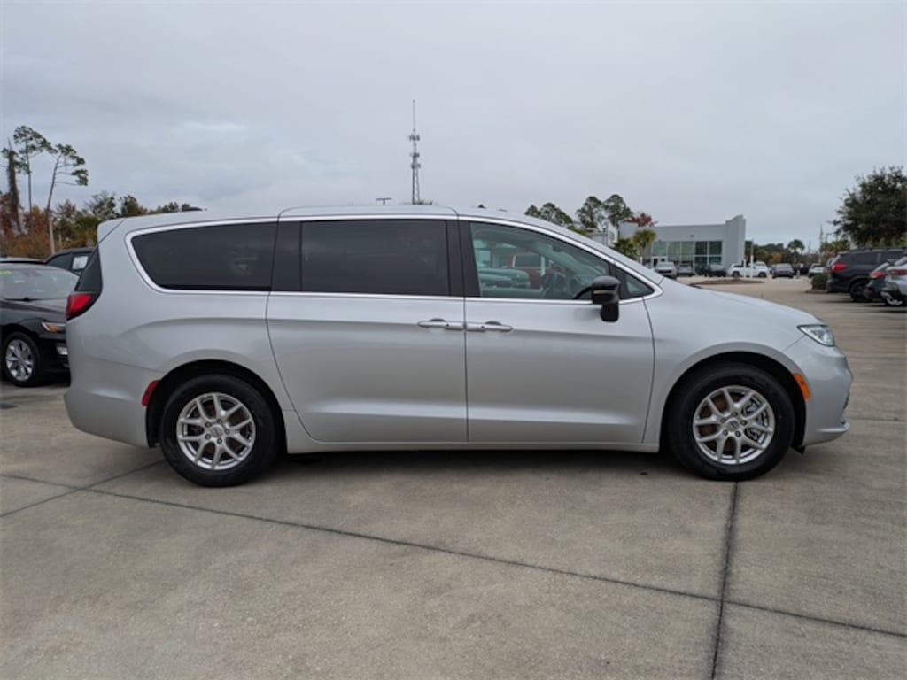 Used 2024 Chrysler Pacifica Touring L Minivan/Van