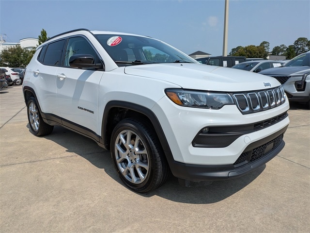 Certified 2022 Jeep Compass Latitude Lux with VIN 3C4NJDFB4NT196232 for sale in Yulee, FL