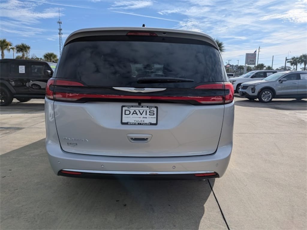 New 2026 Chrysler Pacifica Select Passenger Van