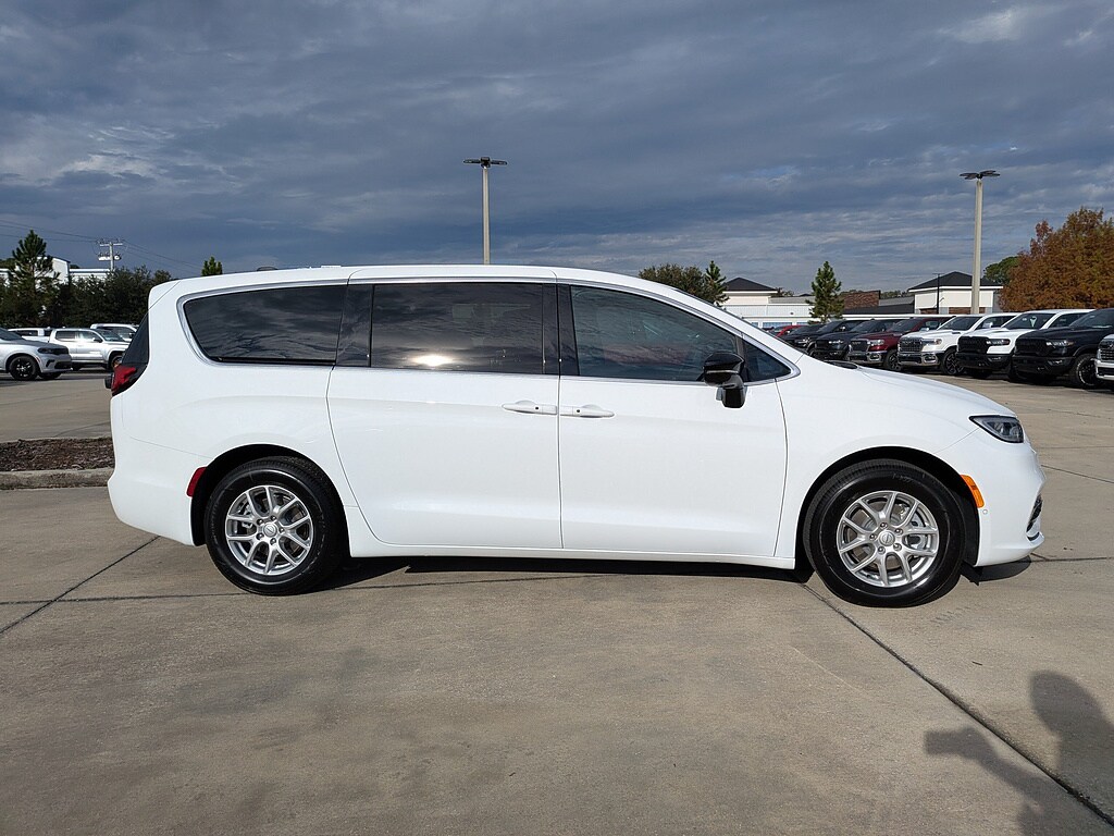 New 2026 Chrysler Pacifica Select Passenger Van