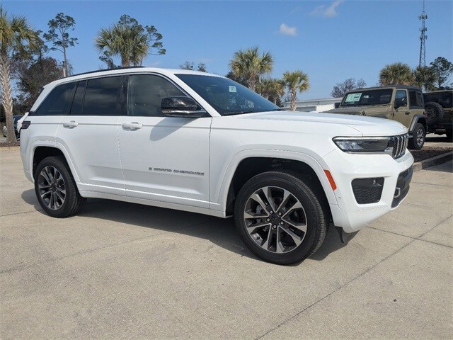 2025 Jeep Grand Cherokee Overland photo 2