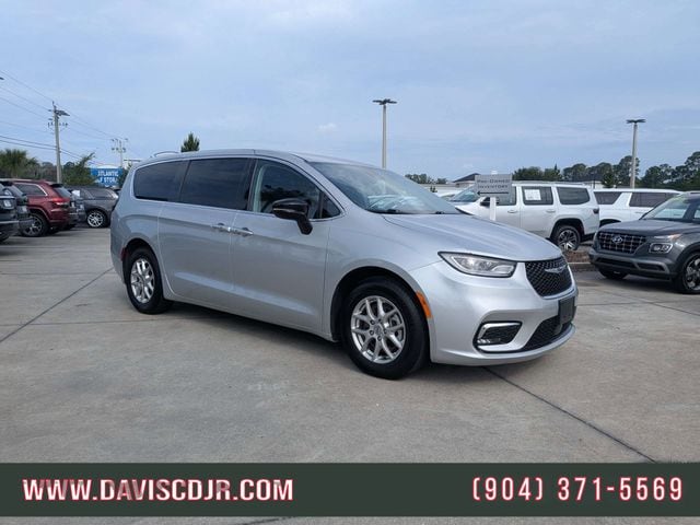 2024 Chrysler Pacifica Touring L's photo