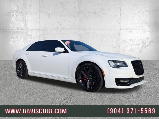 2023 Chrysler 300 C's photo