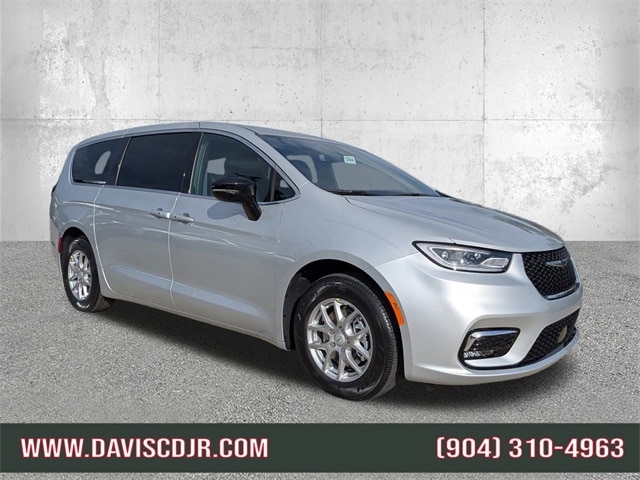 2026 Chrysler Pacifica Select's photo