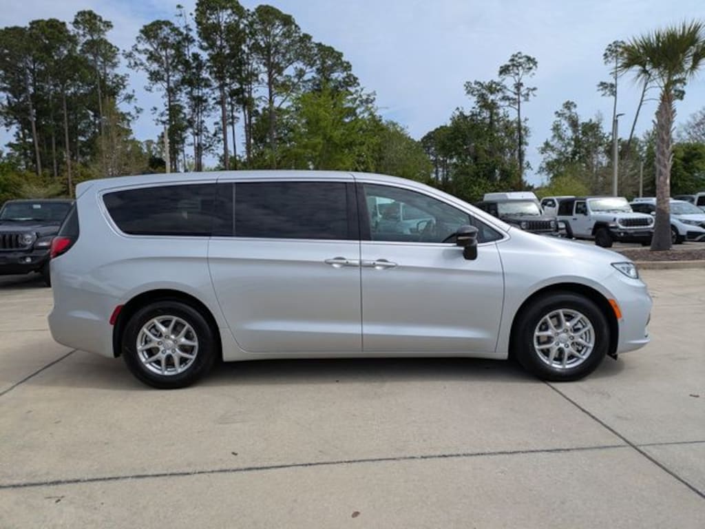 New 2026 Chrysler Pacifica Select Passenger Van