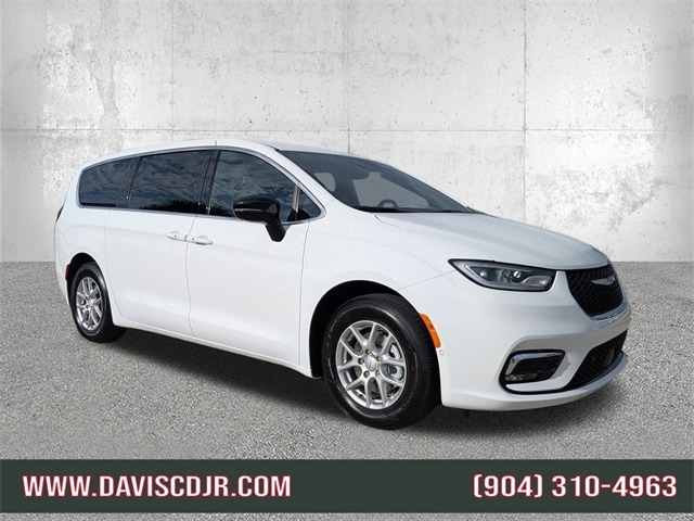 2026 Chrysler Pacifica Select's photo