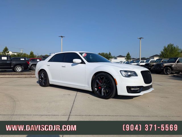 2023 Chrysler 300 C's photo
