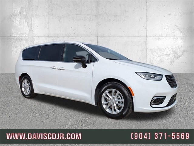 2026 Chrysler Pacifica Select's photo