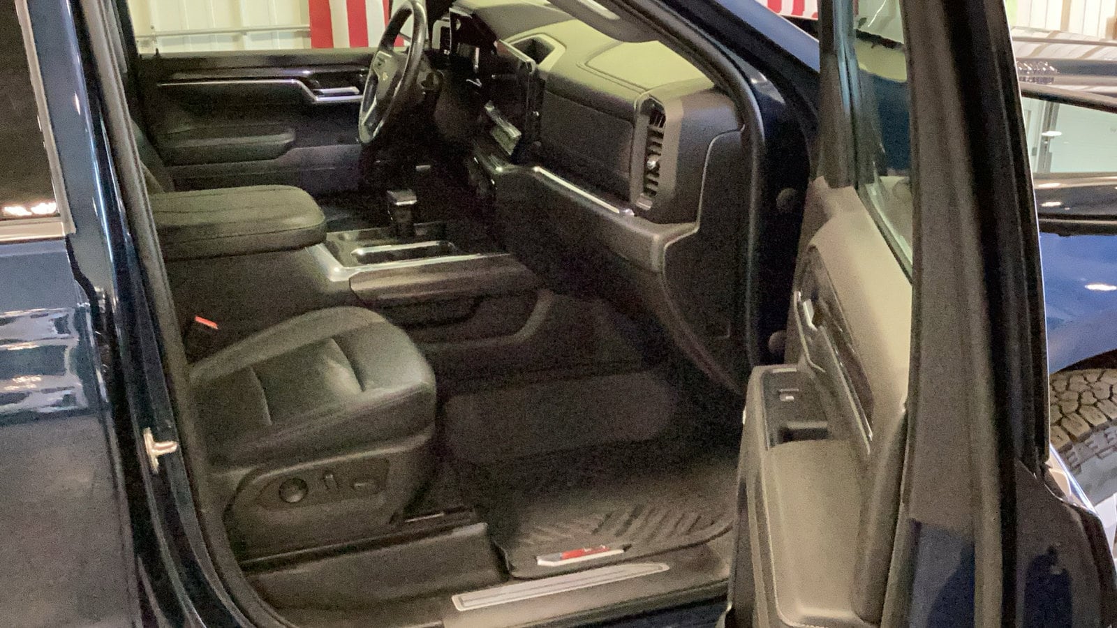 2023 Chevrolet Silverado 1500 LTZ - Photo 18