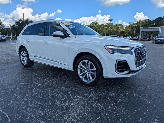 2025 Audi Q7 55 Premium Plus photo 2