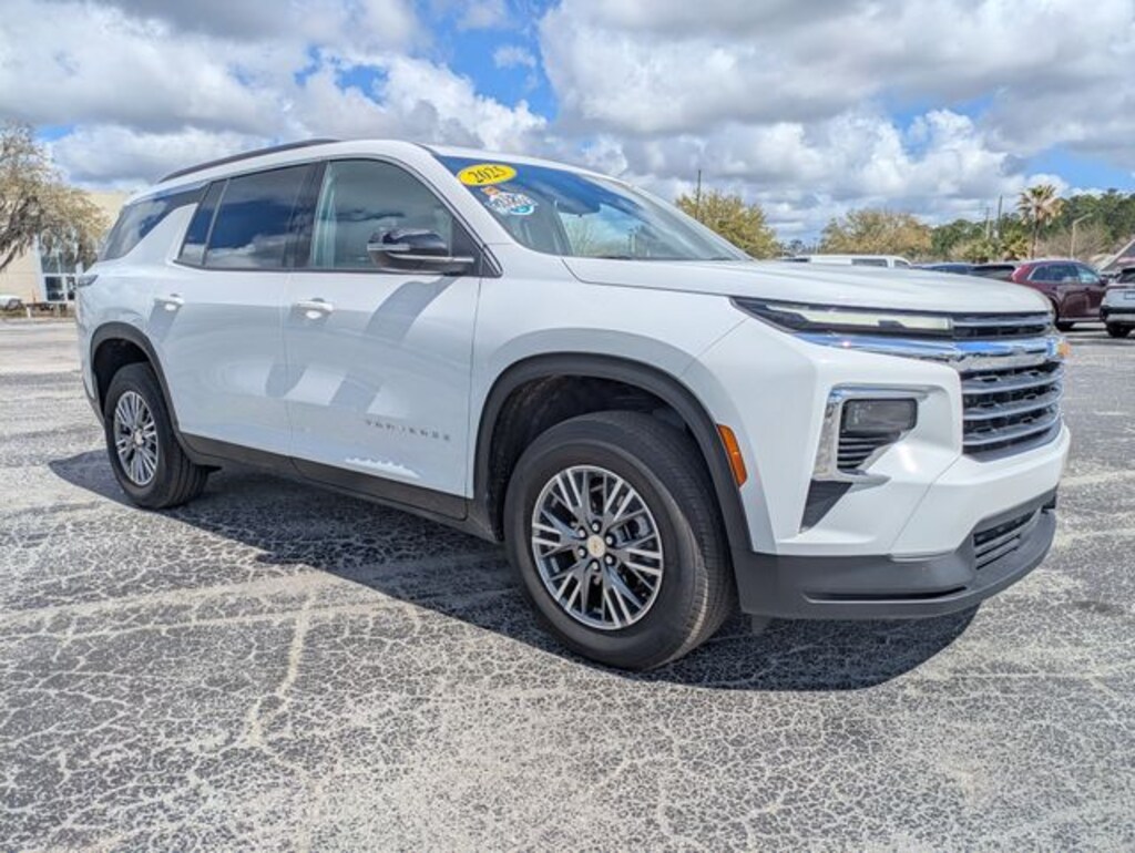 Used 2025 Chevrolet Traverse LT SUV