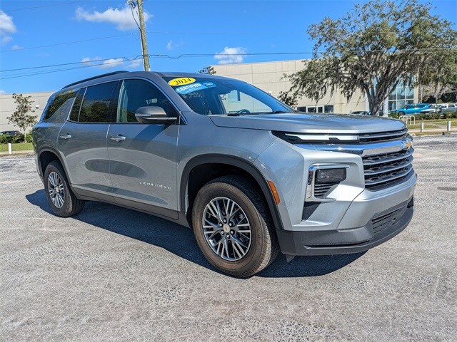 2024 Chevrolet Traverse photo 2