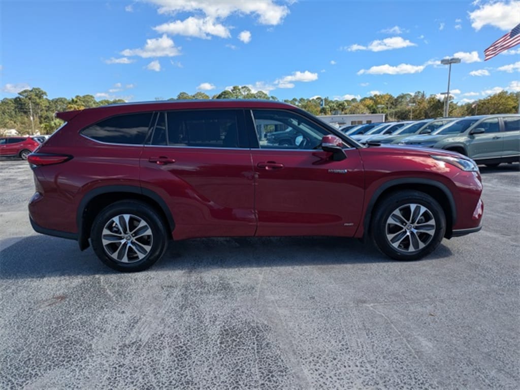 Used 2021 Toyota Highlander Hybrid XLE SUV