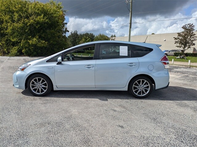 2016 Toyota Prius V Five photo 3
