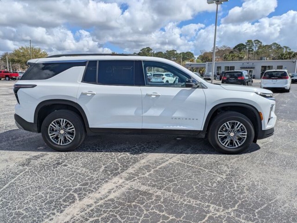 Used 2025 Chevrolet Traverse LT SUV