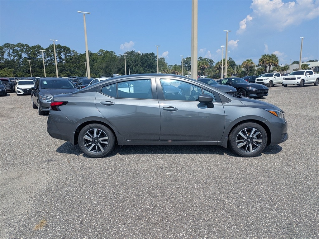 2025 Nissan Versa 1.6 SV photo 2