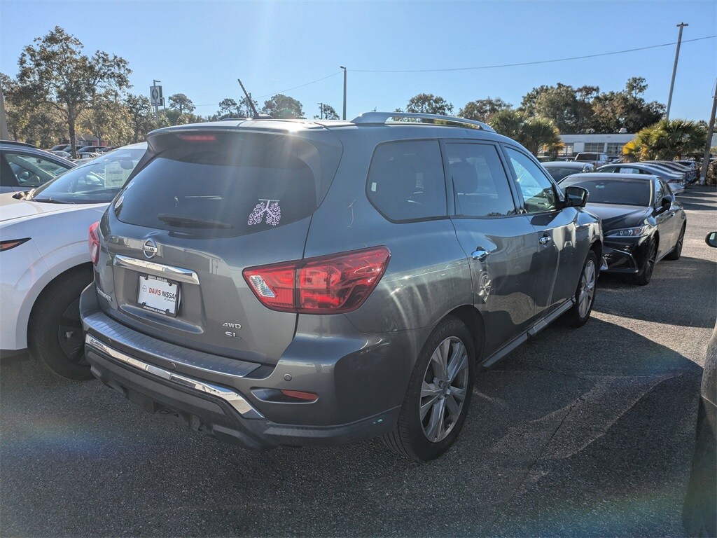 2018 Nissan Pathfinder SL photo 2