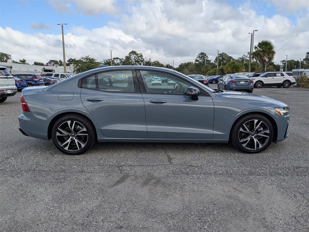 2024 Volvo S60 B5 Core photo 2