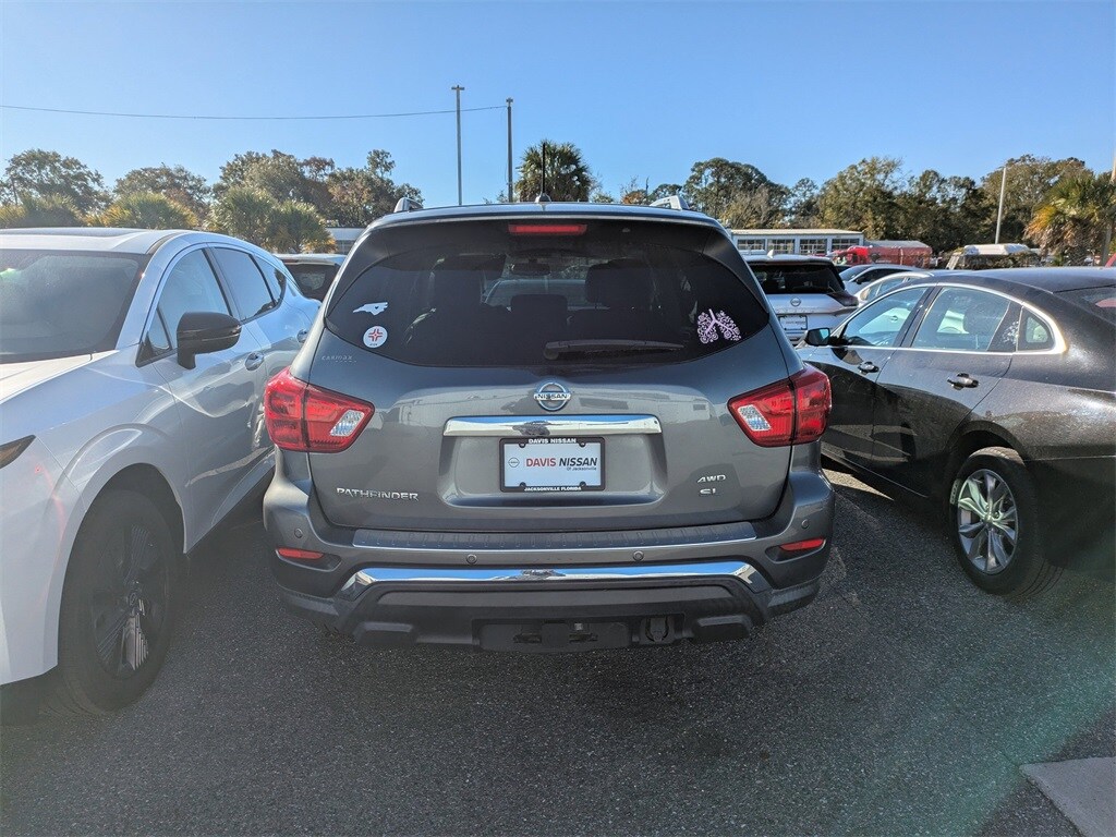 2018 Nissan Pathfinder SL photo 3