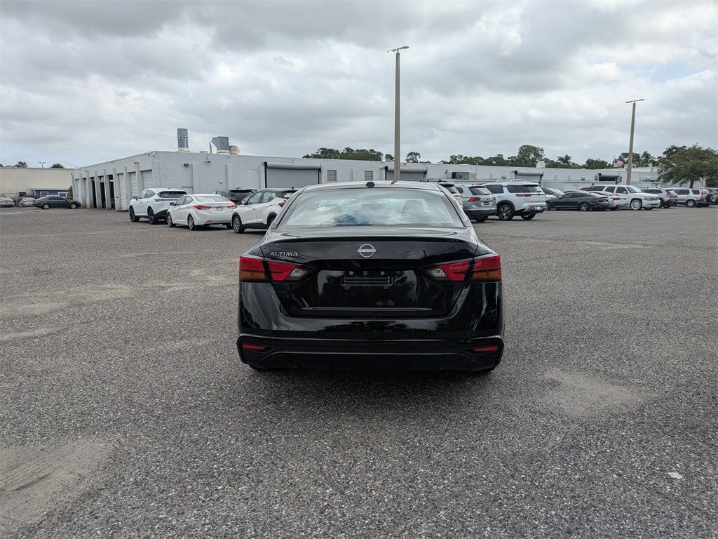 2025 Nissan Altima SV photo 4