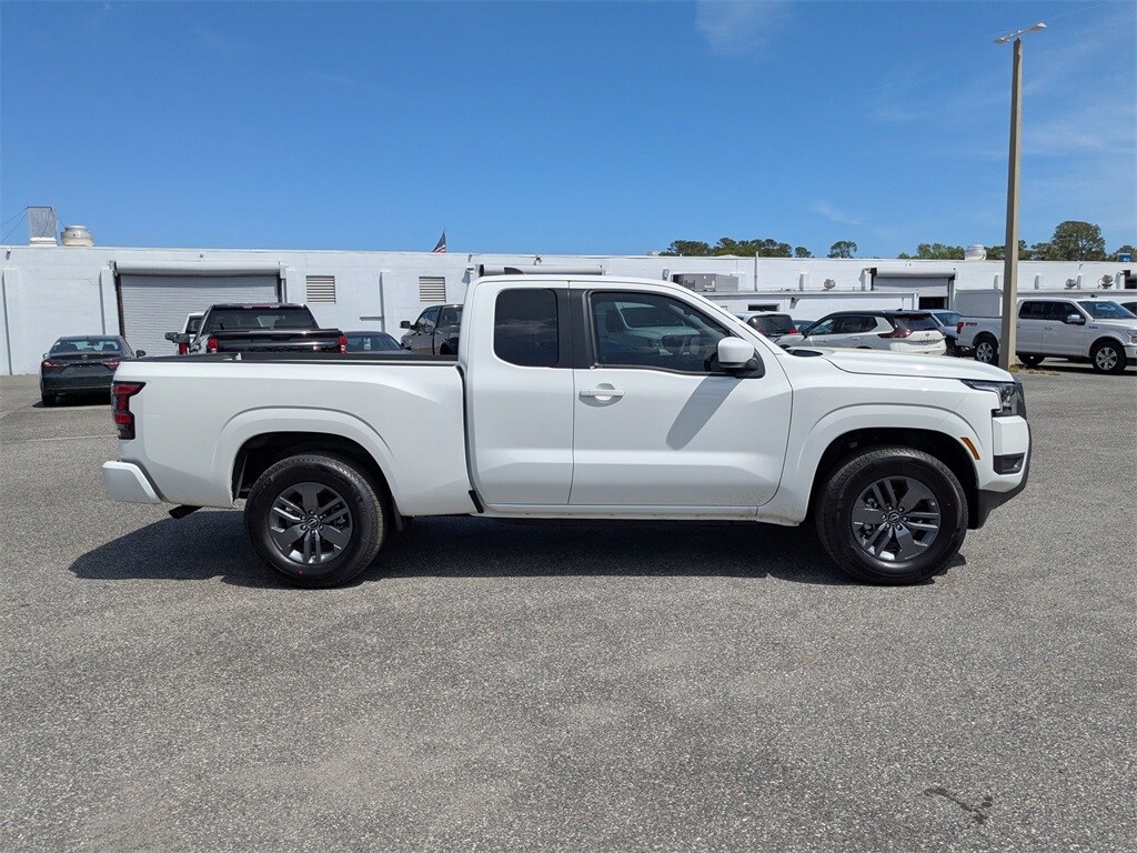 2025 Nissan Frontier SV photo 3