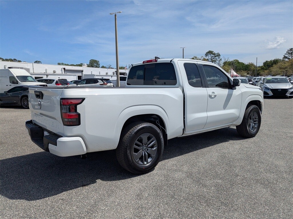 2025 Nissan Frontier SV photo 4